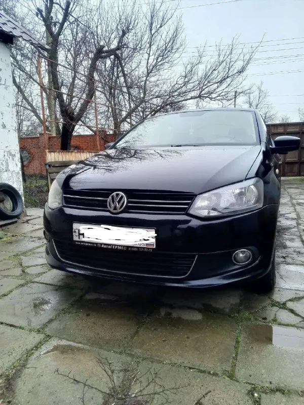 Очень срочная продажа. цена 625 тыс руб торг у капота. vw polo 2012 год. 1.6 mpi, механика. пробег 273 тыс. км. машина в хорошем состоянии. мотор самый лучший и надежный в линейке 1.6 mpi, коробка 5ст. механика. не давно поменяно масла фильтра. салон чистый и ухоженный. хорошая комплектация. кондиционер заправлен холодит хорошо, гур, подогрев сидений, эл. подогрев лобового стекла и зеркал, 4эл. стеклоподьемника, эл. зеркала, авс, литые диски. +79498767357 звоните!. - фотография - 2
