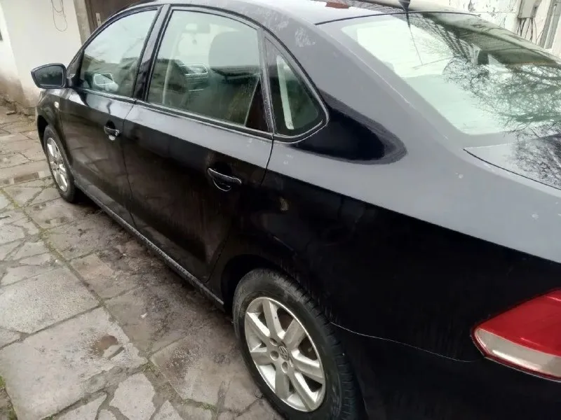 Очень срочная продажа. цена 625 тыс руб торг у капота. vw polo 2012 год. 1.6 mpi, механика. пробег 273 тыс. км. машина в хорошем состоянии. мотор самый лучший и надежный в линейке 1.6 mpi, коробка 5ст. механика. не давно поменяно масла фильтра. салон чистый и ухоженный. хорошая комплектация. кондиционер заправлен холодит хорошо, гур, подогрев сидений, эл. подогрев лобового стекла и зеркал, 4эл. стеклоподьемника, эл. зеркала, авс, литые диски. +79498767357 звоните!. - фотография - 4
