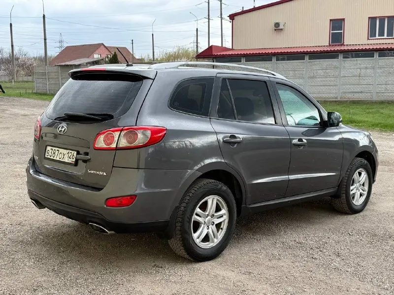 Hyundai santa fe год выпуска: 2011 двигатель: бензин 2.4 коробка: механика 6-ст пробег: 188.000км ✅2 владельца за все время ✅птс оригинал ✅без дтп ✅родной окрас за исключением одной детали (заднее левое крыло) косметический окрас была притертость не дтп!!! ✅все стекла родные включая лобовое стекло ✅салон на лакированном красивом дереве ✅климат контроль 2-х зон ✅подогрев сидений 2 режима ✅мультируль ✅штатная акустика с магнитолой ✅обогрев лобового стекла ✅4 эл стеклоподъемника ✅эл регулировка зеркал автомобиль в идеальнейшем состоянии для своих лет, родной окрас за исключением заднего левого крыла(был косметический окрас)не дтп!!! коробка 6-ст переключает отлично не выбивает не разболтана! подвеска вся обслужена от а до я ничего делать не нужно! расход 7-8л! авто в редчайшем состоянии с южного края ставрополь где климат очень хороший поэтому нету ни гнили ни ржавчины, днище все целое не гнилое! любые проверки с вашей стороны!!! цена 1.075.000 рублей торг у капота реальному клиенту! +79495205833 александр - фотография - 2