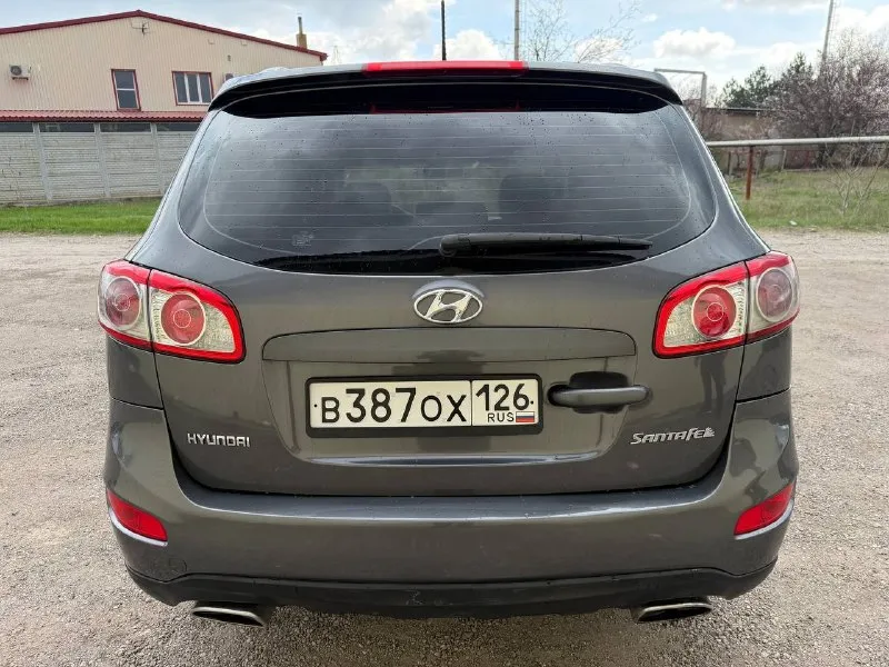 Hyundai santa fe год выпуска: 2011 двигатель: бензин 2.4 коробка: механика 6-ст пробег: 188.000км ✅2 владельца за все время ✅птс оригинал ✅без дтп ✅родной окрас за исключением одной детали (заднее левое крыло) косметический окрас была притертость не дтп!!! ✅все стекла родные включая лобовое стекло ✅салон на лакированном красивом дереве ✅климат контроль 2-х зон ✅подогрев сидений 2 режима ✅мультируль ✅штатная акустика с магнитолой ✅обогрев лобового стекла ✅4 эл стеклоподъемника ✅эл регулировка зеркал автомобиль в идеальнейшем состоянии для своих лет, родной окрас за исключением заднего левого крыла(был косметический окрас)не дтп!!! коробка 6-ст переключает отлично не выбивает не разболтана! подвеска вся обслужена от а до я ничего делать не нужно! расход 7-8л! авто в редчайшем состоянии с южного края ставрополь где климат очень хороший поэтому нету ни гнили ни ржавчины, днище все целое не гнилое! любые проверки с вашей стороны!!! цена 1.075.000 рублей торг у капота реальному клиенту! +79495205833 александр - фотография - 3
