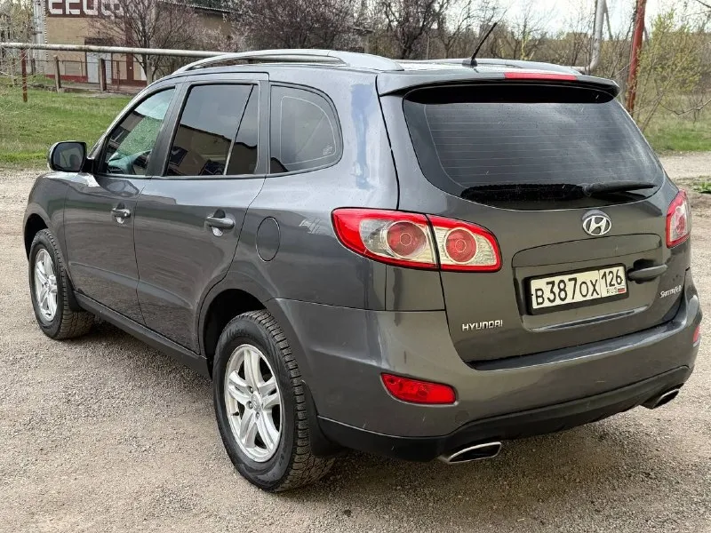 Hyundai santa fe год выпуска: 2011 двигатель: бензин 2.4 коробка: механика 6-ст пробег: 188.000км ✅2 владельца за все время ✅птс оригинал ✅без дтп ✅родной окрас за исключением одной детали (заднее левое крыло) косметический окрас была притертость не дтп!!! ✅все стекла родные включая лобовое стекло ✅салон на лакированном красивом дереве ✅климат контроль 2-х зон ✅подогрев сидений 2 режима ✅мультируль ✅штатная акустика с магнитолой ✅обогрев лобового стекла ✅4 эл стеклоподъемника ✅эл регулировка зеркал автомобиль в идеальнейшем состоянии для своих лет, родной окрас за исключением заднего левого крыла(был косметический окрас)не дтп!!! коробка 6-ст переключает отлично не выбивает не разболтана! подвеска вся обслужена от а до я ничего делать не нужно! расход 7-8л! авто в редчайшем состоянии с южного края ставрополь где климат очень хороший поэтому нету ни гнили ни ржавчины, днище все целое не гнилое! любые проверки с вашей стороны!!! цена 1.075.000 рублей торг у капота реальному клиенту! +79495205833 александр - фотография - 4