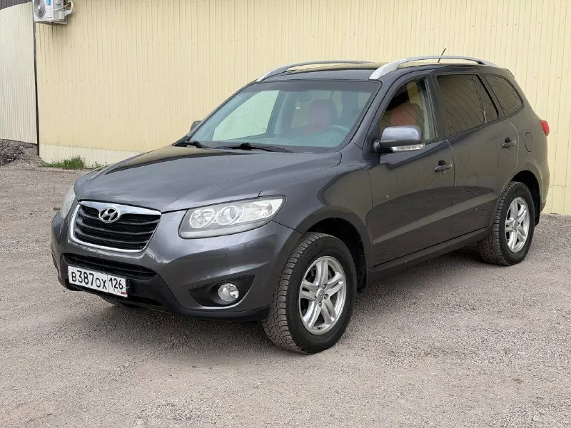 Hyundai santa fe год выпуска: 2011 двигатель: бензин 2.4 коробка: механика 6-ст пробег: 188.000км ✅2 владельца за все время ✅птс оригинал ✅без дтп ✅родной окрас за исключением одной детали (заднее левое крыло) косметический окрас была притертость не дтп!!! ✅все стекла родные включая лобовое стекло ✅салон на лакированном красивом дереве ✅климат контроль 2-х зон ✅подогрев сидений 2 режима ✅мультируль ✅штатная акустика с магнитолой ✅обогрев лобового стекла ✅4 эл стеклоподъемника ✅эл регулировка зеркал автомобиль в идеальнейшем состоянии для своих лет, родной окрас за исключением заднего левого крыла(был косметический окрас)не дтп!!! коробка 6-ст переключает отлично не выбивает не разболтана! подвеска вся обслужена от а до я ничего делать не нужно! расход 7-8л! авто в редчайшем состоянии с южного края ставрополь где климат очень хороший поэтому нету ни гнили ни ржавчины, днище все целое не гнилое! любые проверки с вашей стороны!!! цена 1.075.000 рублей торг у капота реальному клиенту! +79495205833 александр - фотография - 5