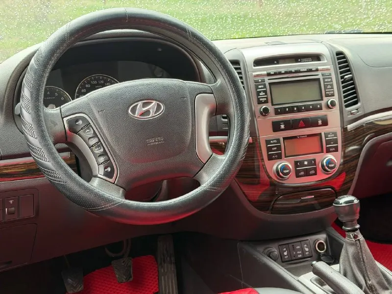 Hyundai santa fe год выпуска: 2011 двигатель: бензин 2.4 коробка: механика 6-ст пробег: 188.000км ✅2 владельца за все время ✅птс оригинал ✅без дтп ✅родной окрас за исключением одной детали (заднее левое крыло) косметический окрас была притертость не дтп!!! ✅все стекла родные включая лобовое стекло ✅салон на лакированном красивом дереве ✅климат контроль 2-х зон ✅подогрев сидений 2 режима ✅мультируль ✅штатная акустика с магнитолой ✅обогрев лобового стекла ✅4 эл стеклоподъемника ✅эл регулировка зеркал автомобиль в идеальнейшем состоянии для своих лет, родной окрас за исключением заднего левого крыла(был косметический окрас)не дтп!!! коробка 6-ст переключает отлично не выбивает не разболтана! подвеска вся обслужена от а до я ничего делать не нужно! расход 7-8л! авто в редчайшем состоянии с южного края ставрополь где климат очень хороший поэтому нету ни гнили ни ржавчины, днище все целое не гнилое! любые проверки с вашей стороны!!! цена 1.075.000 рублей торг у капота реальному клиенту! +79495205833 александр - фотография - 7