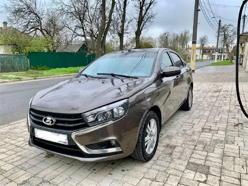 Здравствуйте, продам lada vesta 2015г. состояние автомобиля близко к идеалу, технически автомобиль в отличном состоянии, двигатель откапитален после капиталки прошел 10т км. ходовая на твердую 5+ недавно заменили все что требовало внимания, коробка переключается плавно без хрустов, заменены все жидкости на новые, автомобиль полностью обслужен и не требует ни малейших вложений, богатая комплектация климат-контроль(заправлен холодит отлично), abs, esp, датчики дождя и света, электро усилитель руля, подогрев лобового стекла, заднего стекла, передних сидений, зеркал, задний парктроник, штатная мультимедиа с bt, установлен газ евро 4,установленные новые линзованые фары светит ночью как днем, старые фары отдам с машиной, по документам тоже полный порядок кузов оцинкован, нет ни единого намека на ржавчину. остекление все заводское. переоформление без проблем. 845000 тысяч рублей торг реальному покупателю у капота осмотр. г. харцызск связь: +7949-521-31-10 +7949-482-25-82 так же на этих номерах есть тг мах всем добра 🤝 - фотография - 1