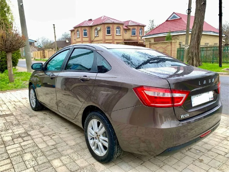 Здравствуйте, продам lada vesta 2015г. состояние автомобиля близко к идеалу, технически автомобиль в отличном состоянии, двигатель откапитален после капиталки прошел 10т км. ходовая на твердую 5+ недавно заменили все что требовало внимания, коробка переключается плавно без хрустов, заменены все жидкости на новые, автомобиль полностью обслужен и не требует ни малейших вложений, богатая комплектация климат-контроль(заправлен холодит отлично), abs, esp, датчики дождя и света, электро усилитель руля, подогрев лобового стекла, заднего стекла, передних сидений, зеркал, задний парктроник, штатная мультимедиа с bt, установлен газ евро 4,установленные новые линзованые фары светит ночью как днем, старые фары отдам с машиной, по документам тоже полный порядок кузов оцинкован, нет ни единого намека на ржавчину. остекление все заводское. переоформление без проблем. 845000 тысяч рублей торг реальному покупателю у капота осмотр. г. харцызск связь: +7949-521-31-10 +7949-482-25-82 так же на этих номерах есть тг мах всем добра 🤝 - фотография - 6