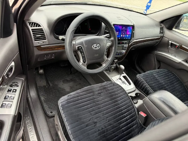 Продам hyundai santa fe 2.4 бензин год выпуска 2011 состояние идеальное. без вмятин царапин и рыжиков сервисные книги. кнопка star - stop без ключевой доступ вложений не требует! любое оформление! салон не затертый не порваный резина хорошая pirelli авто полностью обслужена до мелочей работает ровно. коробка переключает идеально климат контроль работает все жидкости заменены! стекла все родные каждая кнопка работает) цена 1.230₽ +7-949-794-46-27 остольные вопросы по телефону звоните в любое время. 📲 tg: евгений 📞 звоните: +7(949)7944627 - фотография - 5