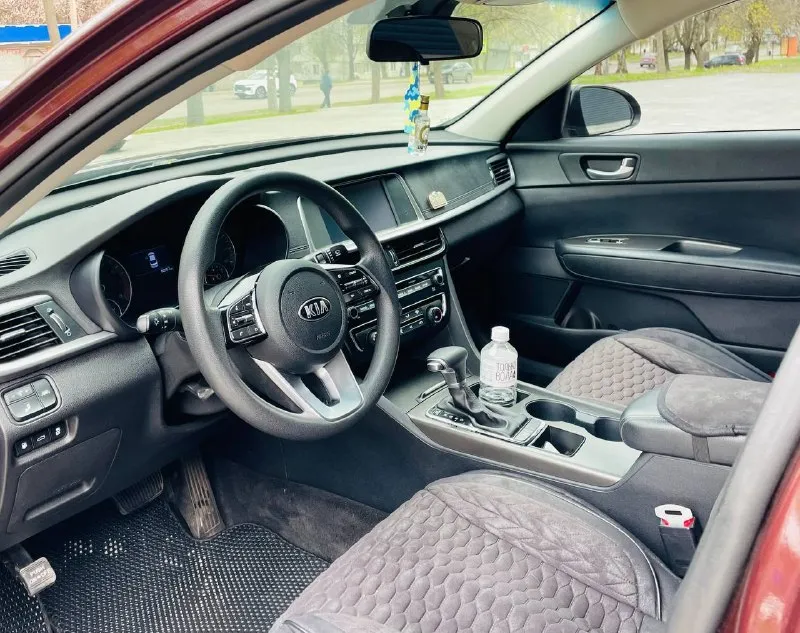 * kia optima restaling * 2019 год бензин 2.4 автомат автомобиль в хорошем состоянии ! с пред максимальной комплектацией есть все для комфортного вождения ! парктроник передние задние, подогрев сидений передних и задних, камера заднего вида, монитор с многими функциями, климат - контроль, круиз- контроль, мульти руль, авто свет лед, датчик дождя, датчик света, дистроник удерживание полосы слепые зоны и многое другое с документами полный порядок! переоформление в мрэо 🇷🇺 диагностическая карта есть тех осмотр не нужен !!!!! цена 1.735:000 ₽ тыс рублей цена снижена на два дня срочно все вопросы по телефону +7949 396 98 55 телеграмма макс также есть на этом номере!!! 📞 звоните: +7(949)3969855 - фотография - 9