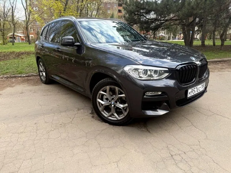 Bmw x3 30i 2.0 xdrive steptronic (252 л. с.) 2020 год, 108000 км. приобретал авто в 2024 году с пробегом 89000 км, заказывал лично выбирая целый авто, весь кузов в родной краске, все стекла оригинал. комплeктация с пaнoрaмoй, мультимедиа mgu c бумерангaми, подогревом руля, подогревом переднего и заднего ряда сидений, беспроводным саrplаy, проэкцией на лобовое. сразу после приобретения сделали большое то с заменой всех жидкостей и масел во всех агрегатах, мойку радиаторов. передняя часть авто в бронепленке. кузов покрывался керамикой летом 2024 года и в октябре 2025 перед зимой. уход за кузовом только на качественной детейлинг мойке. два ключа. машина моя лично, при необходимости дам больше информации по телефону. возможно оформление в кредит. возможен обмен. цена - 4.150.000 р. +79493250509 - фотография - 1
