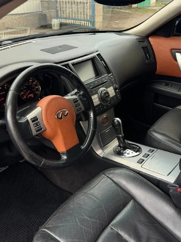 Infiniti fx35 инфинити 2007г 💰870.000💰 рестайлинг поколения (2006-2008) объем 3.5 мотор в идеальном состоянии, не дымит, не троит, весь сухой! едет очень бодро коробка автомат, работаем идеально, переключает мягко, не пинает, надежный японец ✅ ходовая не гремит, не стучит, не тянет, обслужена машинка. документы чистые ✅ без запретов, без штрафов, переоформление без проблем, сразу в мрэо, чтоб оформить на вас! исправно все работают, бензина по городу 13л осмотр г. макеевка цена 870.000 руб торг разумный у капота обмен тоже можно рассмотреть, адекватно только цените свое авто! тел. +7949-489-08-56 - +7 (949) 643-84-43 тг есть на двух номерах автотека зеленая ✅ 📞 🇷🇺 звоните: +7(908)5679496 - фотография - 9
