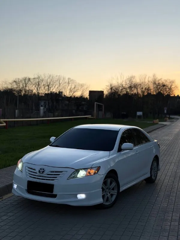 🔥 toyota camry xv40, 2010г — проверенный временем, комфортный и стильный автомобиль! один владелец двигатель 2.5 бензин — работает ровно и стабильно, не дымит, масло не расходует, тянет уверенно, вложений не требует. 6 ступенчатый автомат (aisin) — переключает плавно, без пинков и каких-либо нареканий. ходовая часть — отрабатывает мягко, без посторонних звуков. 💎 черный кожаный салон, сиденья с боковыми поддержками, без потертостей, в отличном состоянии. мультируль, удобная посадка, всё для комфортной езды. 🚘по внешнему виду — на автомобиле красивый, индивидуальный обвес (юбка) 📍 осмотр: донецк 🔄 возможен обмен 💳 помогу с оформлением кредита 💰 цена: 1 030 000 ₽ (торг быстрым) ☎️ +7 949 453-80-40 ☎️ +7 949 742-53-98 номер рф: 89281188827 📞 звоните: +7(949)4538040 - фотография - 2