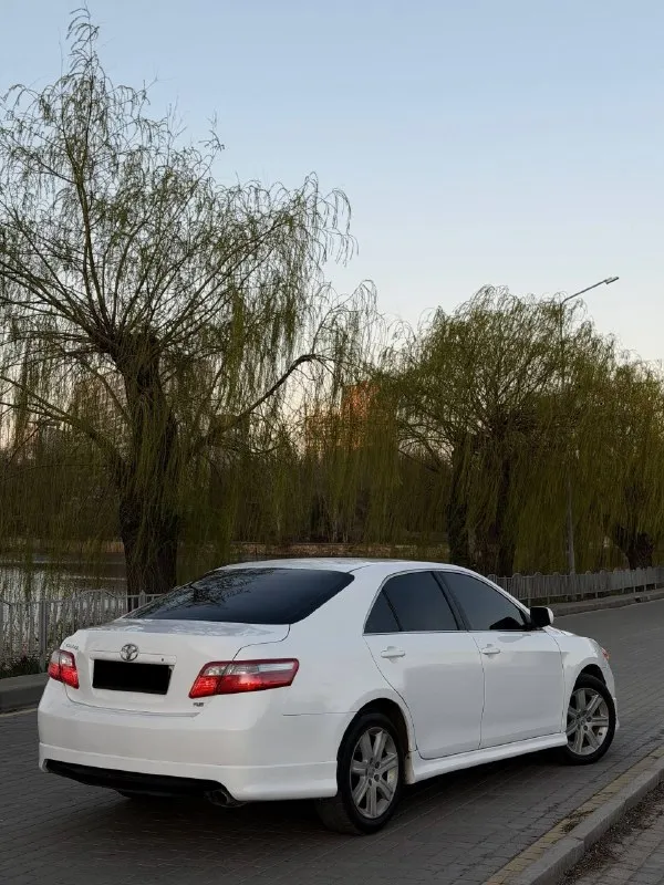 🔥 toyota camry xv40, 2010г — проверенный временем, комфортный и стильный автомобиль! один владелец двигатель 2.5 бензин — работает ровно и стабильно, не дымит, масло не расходует, тянет уверенно, вложений не требует. 6 ступенчатый автомат (aisin) — переключает плавно, без пинков и каких-либо нареканий. ходовая часть — отрабатывает мягко, без посторонних звуков. 💎 черный кожаный салон, сиденья с боковыми поддержками, без потертостей, в отличном состоянии. мультируль, удобная посадка, всё для комфортной езды. 🚘по внешнему виду — на автомобиле красивый, индивидуальный обвес (юбка) 📍 осмотр: донецк 🔄 возможен обмен 💳 помогу с оформлением кредита 💰 цена: 1 030 000 ₽ (торг быстрым) ☎️ +7 949 453-80-40 ☎️ +7 949 742-53-98 номер рф: 89281188827 📞 звоните: +7(949)4538040 - фотография - 3