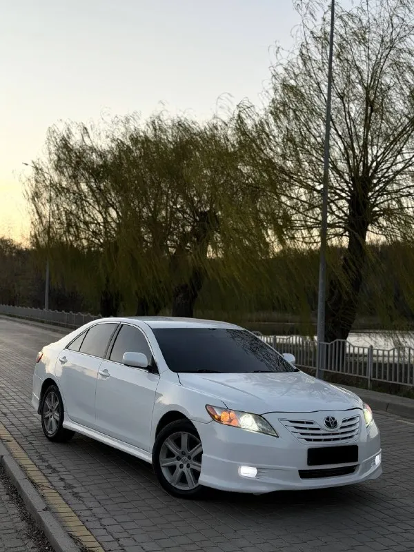 🔥 toyota camry xv40, 2010г — проверенный временем, комфортный и стильный автомобиль! один владелец двигатель 2.5 бензин — работает ровно и стабильно, не дымит, масло не расходует, тянет уверенно, вложений не требует. 6 ступенчатый автомат (aisin) — переключает плавно, без пинков и каких-либо нареканий. ходовая часть — отрабатывает мягко, без посторонних звуков. 💎 черный кожаный салон, сиденья с боковыми поддержками, без потертостей, в отличном состоянии. мультируль, удобная посадка, всё для комфортной езды. 🚘по внешнему виду — на автомобиле красивый, индивидуальный обвес (юбка) 📍 осмотр: донецк 🔄 возможен обмен 💳 помогу с оформлением кредита 💰 цена: 1 030 000 ₽ (торг быстрым) ☎️ +7 949 453-80-40 ☎️ +7 949 742-53-98 номер рф: 89281188827 📞 звоните: +7(949)4538040 - фотография - 4