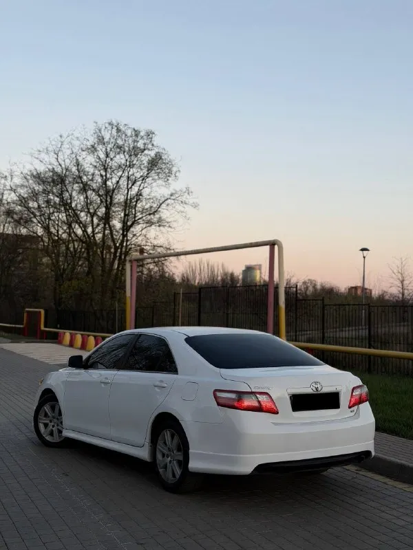 🔥 toyota camry xv40, 2010г — проверенный временем, комфортный и стильный автомобиль! один владелец двигатель 2.5 бензин — работает ровно и стабильно, не дымит, масло не расходует, тянет уверенно, вложений не требует. 6 ступенчатый автомат (aisin) — переключает плавно, без пинков и каких-либо нареканий. ходовая часть — отрабатывает мягко, без посторонних звуков. 💎 черный кожаный салон, сиденья с боковыми поддержками, без потертостей, в отличном состоянии. мультируль, удобная посадка, всё для комфортной езды. 🚘по внешнему виду — на автомобиле красивый, индивидуальный обвес (юбка) 📍 осмотр: донецк 🔄 возможен обмен 💳 помогу с оформлением кредита 💰 цена: 1 030 000 ₽ (торг быстрым) ☎️ +7 949 453-80-40 ☎️ +7 949 742-53-98 номер рф: 89281188827 📞 звоните: +7(949)4538040 - фотография - 5