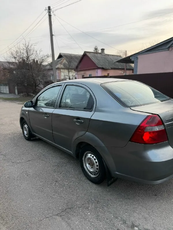 Продам chevrolet aveo 2006 года 1,5 механика состояние нормальное, гнили ржавчины нет. Авто на ходу. Комплектация:стеклоподъемники, гур, газ вписан в техпаспорт. Документы в порядке, любое переоформление. Цена 400000 торг у капота осмотр г. Макеевка +7949-319-64-37
📞 Звоните: +7(949)3196437 - фотография - 2