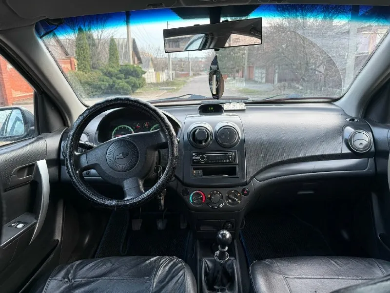 Продам chevrolet aveo 2006 года 1,5 механика состояние нормальное, гнили ржавчины нет. Авто на ходу. Комплектация:стеклоподъемники, гур, газ вписан в техпаспорт. Документы в порядке, любое переоформление. Цена 400000 торг у капота осмотр г. Макеевка +7949-319-64-37
📞 Звоните: +7(949)3196437 - фотография - 3