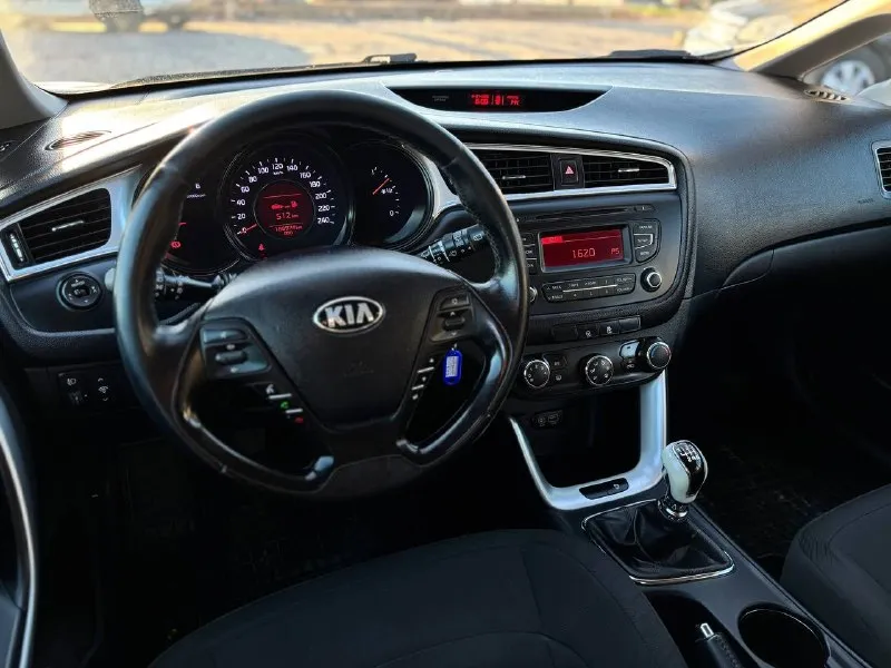 🚘марка:kia ceed ⚙️двигатель: 1.4cdi ⛽️вид топлива:дизель кпп: механика кузов:универсал пробег: 184т км 📅год выпуска: 2018 💰цена: 1.390.000 •усилитель руля. •4 эл стеклоподъёмника •мультимедиа usb aux bluetooth •мультируль •круиз контроль один владелец все стекла родные! авто в отличном состоянии! в родном окрасе! продажа возможна : наличный расчет✅ безнал✅ кредит✅ обмен на ваш авто✅ звонки по номеру ☎️ +79495111156 находимся по адресу 📍г. мариуполь ул. макара мазая 41 с 10 до18 - фотография - 5