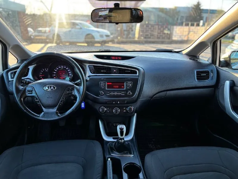 🚘марка:kia ceed ⚙️двигатель: 1.4cdi ⛽️вид топлива:дизель кпп: механика кузов:универсал пробег: 184т км 📅год выпуска: 2018 💰цена: 1.390.000 •усилитель руля. •4 эл стеклоподъёмника •мультимедиа usb aux bluetooth •мультируль •круиз контроль один владелец все стекла родные! авто в отличном состоянии! в родном окрасе! продажа возможна : наличный расчет✅ безнал✅ кредит✅ обмен на ваш авто✅ звонки по номеру ☎️ +79495111156 находимся по адресу 📍г. мариуполь ул. макара мазая 41 с 10 до18 - фотография - 6