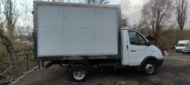 Продам газель 2013г. мотор 4216. пробег 244 321тыс. изотермический фургон. газ евро4 все работает. была куплена в донецке в автосалоне. с тех пор владелец не менялся. имеется сервисная книжка. тех осмотр пройден. переоформление обязательно. залогов, арестов, штрафов, ограничений нет. юридические полностью в порядке. из вложений требуется ремонт передней подвески что то гремит и жизненные болячки по лкп. кабина в около идеальном состоянии не красилась и не варилась и сварки не требует. все нюансы можем обсудить при встречи. цена 680тыс. город макеевка днр телефон для связи +79496440155 дмитрий. 📞 звоните: +7(949)6440155 - фотография - 3