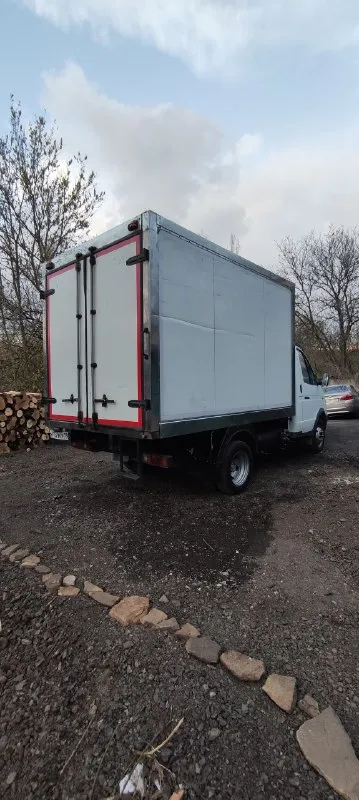 Продам газель 2013г. мотор 4216. пробег 244 321тыс. изотермический фургон. газ евро4 все работает. была куплена в донецке в автосалоне. с тех пор владелец не менялся. имеется сервисная книжка. тех осмотр пройден. переоформление обязательно. залогов, арестов, штрафов, ограничений нет. юридические полностью в порядке. из вложений требуется ремонт передней подвески что то гремит и жизненные болячки по лкп. кабина в около идеальном состоянии не красилась и не варилась и сварки не требует. все нюансы можем обсудить при встречи. цена 680тыс. город макеевка днр телефон для связи +79496440155 дмитрий. 📞 звоните: +7(949)6440155 - фотография - 4