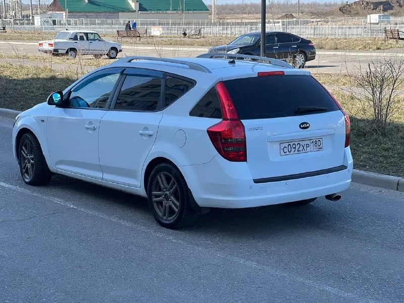 Продажа от собственика!!!автомобиль местный. продам kia ceed. автомобиль 2009г. выпуска. двигатель объемом 2.0 бензин, автоматическая коробка передач. состояние автомобиля отличное, кузов практически весь в заводском окрасе, есть две окрашенные детали косметические без шпаклёвки. двигатель, акпп, ходовая часть без капитала вложений абсолютно. автомобиль в максимальной комплектации есть все для комфортной эксплуатации, в автомобиле работает абсолютно всё автотека зелёная без единого дтп и выплат. документы кристально чистые переоформление на нового владельца без проблем. подробно про автомобиль расскажу по телефону либо при встрече. автомобиль находится в городе мариуполь.730 тыс руб. +79497346358 +79649225253 сергей - фотография - 1