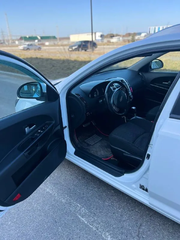 Продажа от собственика!!!автомобиль местный. продам kia ceed. автомобиль 2009г. выпуска. двигатель объемом 2.0 бензин, автоматическая коробка передач. состояние автомобиля отличное, кузов практически весь в заводском окрасе, есть две окрашенные детали косметические без шпаклёвки. двигатель, акпп, ходовая часть без капитала вложений абсолютно. автомобиль в максимальной комплектации есть все для комфортной эксплуатации, в автомобиле работает абсолютно всё автотека зелёная без единого дтп и выплат. документы кристально чистые переоформление на нового владельца без проблем. подробно про автомобиль расскажу по телефону либо при встрече. автомобиль находится в городе мариуполь.730 тыс руб. +79497346358 +79649225253 сергей - фотография - 6