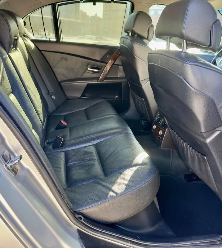 Продам бмв е60 530хі 2006 г n52b30, автомат. авто без изъянов в автотеке, без дтп и расчетов, 4 владельца ✅✅✅. выглядит достойно, полный м пакет, колеса р19 оригинал ковка на отличной зиме, фонари от рестайлинг, спойлер на крышке багажника м м м комплектация жир 🔥🔥🔥сиденья ломайки, проекция, подогревы всех сидений и руля, люк, спорт руль, задняя полусфера со шторками. технически на полном и уверенном ходу, ездит отлично! документы без проблем, полный комплект. цена:1 050 000 т. р обмен тел:+79495061011 телег:+79493930757 📞 🇷🇺 звоните: +79495061011 - фотография - 10
