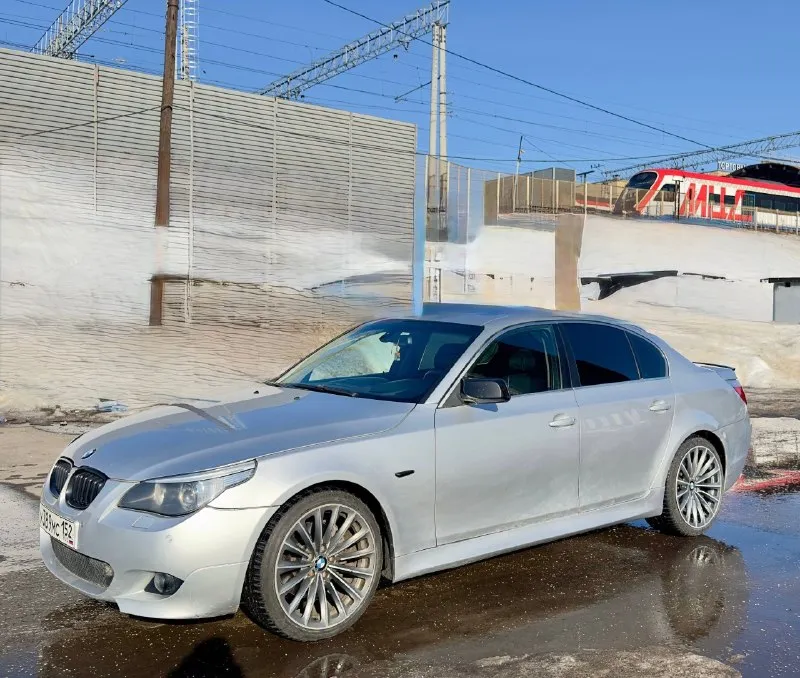 Продам бмв е60 530хі 2006 г n52b30, автомат. авто без изъянов в автотеке, без дтп и расчетов, 4 владельца ✅✅✅. выглядит достойно, полный м пакет, колеса р19 оригинал ковка на отличной зиме, фонари от рестайлинг, спойлер на крышке багажника м м м комплектация жир 🔥🔥🔥сиденья ломайки, проекция, подогревы всех сидений и руля, люк, спорт руль, задняя полусфера со шторками. технически на полном и уверенном ходу, ездит отлично! документы без проблем, полный комплект. цена:1 050 000 т. р обмен тел:+79495061011 телег:+79493930757 📞 🇷🇺 звоните: +79495061011 - фотография - 2
