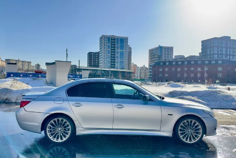 Продам бмв е60 530хі 2006 г n52b30, автомат. авто без изъянов в автотеке, без дтп и расчетов, 4 владельца ✅✅✅. выглядит достойно, полный м пакет, колеса р19 оригинал ковка на отличной зиме, фонари от рестайлинг, спойлер на крышке багажника м м м комплектация жир 🔥🔥🔥сиденья ломайки, проекция, подогревы всех сидений и руля, люк, спорт руль, задняя полусфера со шторками. технически на полном и уверенном ходу, ездит отлично! документы без проблем, полный комплект. цена:1 050 000 т. р обмен тел:+79495061011 телег:+79493930757 📞 🇷🇺 звоните: +79495061011 - фотография - 3