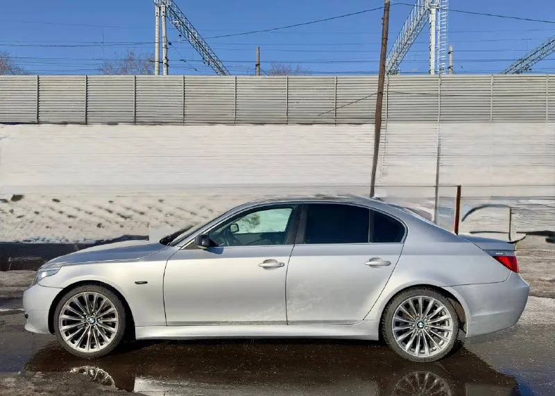 Продам бмв е60 530хі 2006 г n52b30, автомат. авто без изъянов в автотеке, без дтп и расчетов, 4 владельца ✅✅✅. выглядит достойно, полный м пакет, колеса р19 оригинал ковка на отличной зиме, фонари от рестайлинг, спойлер на крышке багажника м м м комплектация жир 🔥🔥🔥сиденья ломайки, проекция, подогревы всех сидений и руля, люк, спорт руль, задняя полусфера со шторками. технически на полном и уверенном ходу, ездит отлично! документы без проблем, полный комплект. цена:1 050 000 т. р обмен тел:+79495061011 телег:+79493930757 📞 🇷🇺 звоните: +79495061011 - фотография - 4