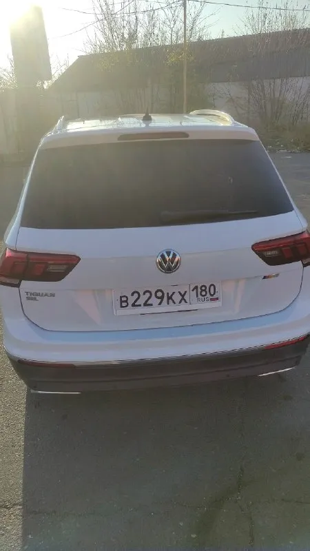 Volkswagen tiguan дата изготовления 2020 года 10 месяц пред максимальная комплектация sel передний привод, датчики дождя и света, запуск с кнопки, без проводная зарядка, подогрев лобового стекла, мотор 2.0 турбо (186 л. с. ). пробег 113000 км.2 ключа. 8-ми ступенчатый автомат aisin. камера заднего вида, адаптивный круиз контроль, машина сама подрулевает по полосе движения. предупреждение о лобовом столкновении, экстренное автономное торможение. led приборная панель. панорамная крыша полностью выезжает. кожаный салон. подогрев руля. датчик дождя. бесключевой доступ, электропривод багажника (бесконтактное открывание багажника). электро-регулировка сиденья водителя с поясничной поддержкой и памятью 3-х положений. камера заднего вида, электронный стояночный тормоз, подогрев зеркал, система. abs - антиблокировочная система тормозов, и многое другое. литые диски 19. apple carplay/ android auto/mirrorlink. меню на русском языке. произведена замена масла в двигателе и в коробке 📞 звоните: +7(949)5172140 - фотография - 1