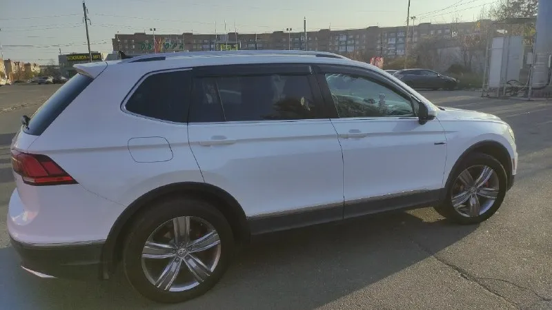 Volkswagen tiguan дата изготовления 2020 года 10 месяц пред максимальная комплектация sel передний привод, датчики дождя и света, запуск с кнопки, без проводная зарядка, подогрев лобового стекла, мотор 2.0 турбо (186 л. с. ). пробег 113000 км.2 ключа. 8-ми ступенчатый автомат aisin. камера заднего вида, адаптивный круиз контроль, машина сама подрулевает по полосе движения. предупреждение о лобовом столкновении, экстренное автономное торможение. led приборная панель. панорамная крыша полностью выезжает. кожаный салон. подогрев руля. датчик дождя. бесключевой доступ, электропривод багажника (бесконтактное открывание багажника). электро-регулировка сиденья водителя с поясничной поддержкой и памятью 3-х положений. камера заднего вида, электронный стояночный тормоз, подогрев зеркал, система. abs - антиблокировочная система тормозов, и многое другое. литые диски 19. apple carplay/ android auto/mirrorlink. меню на русском языке. произведена замена масла в двигателе и в коробке 📞 звоните: +7(949)5172140 - фотография - 2