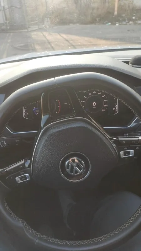 Volkswagen tiguan дата изготовления 2020 года 10 месяц пред максимальная комплектация sel передний привод, датчики дождя и света, запуск с кнопки, без проводная зарядка, подогрев лобового стекла, мотор 2.0 турбо (186 л. с. ). пробег 113000 км.2 ключа. 8-ми ступенчатый автомат aisin. камера заднего вида, адаптивный круиз контроль, машина сама подрулевает по полосе движения. предупреждение о лобовом столкновении, экстренное автономное торможение. led приборная панель. панорамная крыша полностью выезжает. кожаный салон. подогрев руля. датчик дождя. бесключевой доступ, электропривод багажника (бесконтактное открывание багажника). электро-регулировка сиденья водителя с поясничной поддержкой и памятью 3-х положений. камера заднего вида, электронный стояночный тормоз, подогрев зеркал, система. abs - антиблокировочная система тормозов, и многое другое. литые диски 19. apple carplay/ android auto/mirrorlink. меню на русском языке. произведена замена масла в двигателе и в коробке 📞 звоните: +7(949)5172140 - фотография - 6