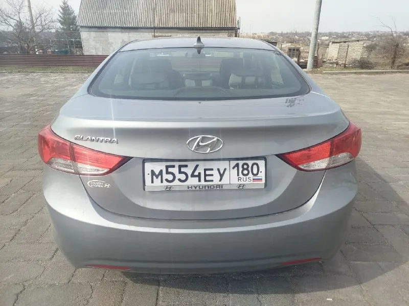 Продам хундай элантра 2013г. америка. двигатель 1.8 коробка автомат. пробег 90миль или145000.менялся капот и бампер безопасность вся целая. есть косяки по кузову в виде сколов и царапин на этом уступлю. цена 1100000р +79497138722 - фотография - 1