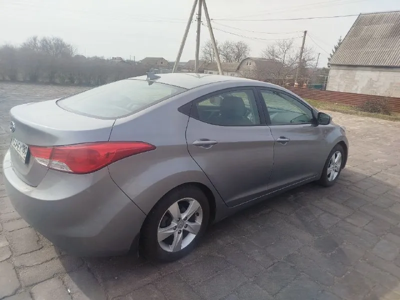 Продам хундай элантра 2013г. америка. двигатель 1.8 коробка автомат. пробег 90миль или145000.менялся капот и бампер безопасность вся целая. есть косяки по кузову в виде сколов и царапин на этом уступлю. цена 1100000р +79497138722 - фотография - 2
