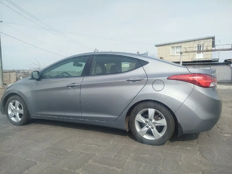Продам хундай элантра 2013г. америка. двигатель 1.8 коробка автомат. пробег 90миль или145000.менялся капот и бампер безопасность вся целая. есть косяки по кузову в виде сколов и царапин на этом уступлю. цена 1100000р +79497138722 - фотография - 3