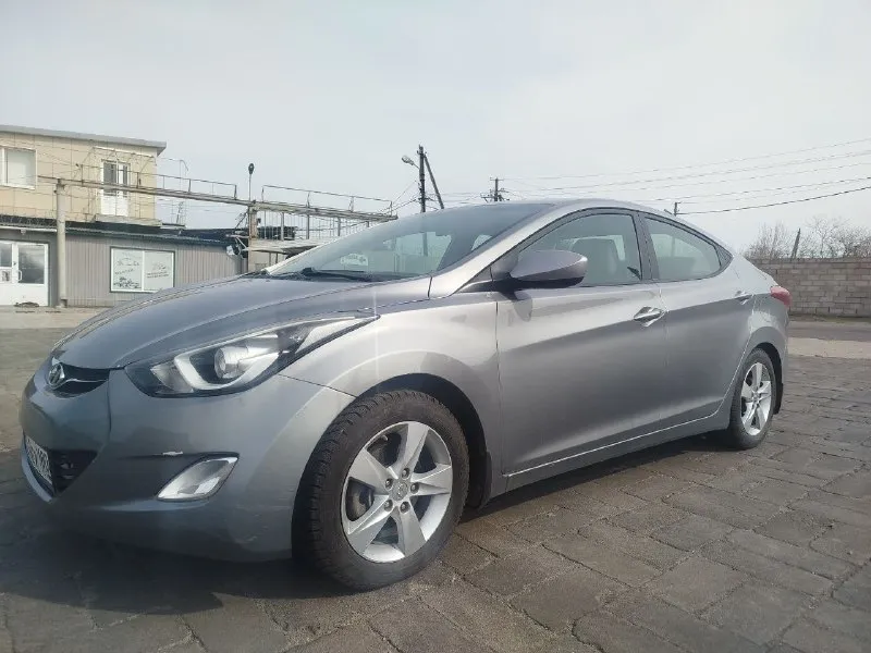 Продам хундай элантра 2013г. америка. двигатель 1.8 коробка автомат. пробег 90миль или145000.менялся капот и бампер безопасность вся целая. есть косяки по кузову в виде сколов и царапин на этом уступлю. цена 1100000р +79497138722 - фотография - 4