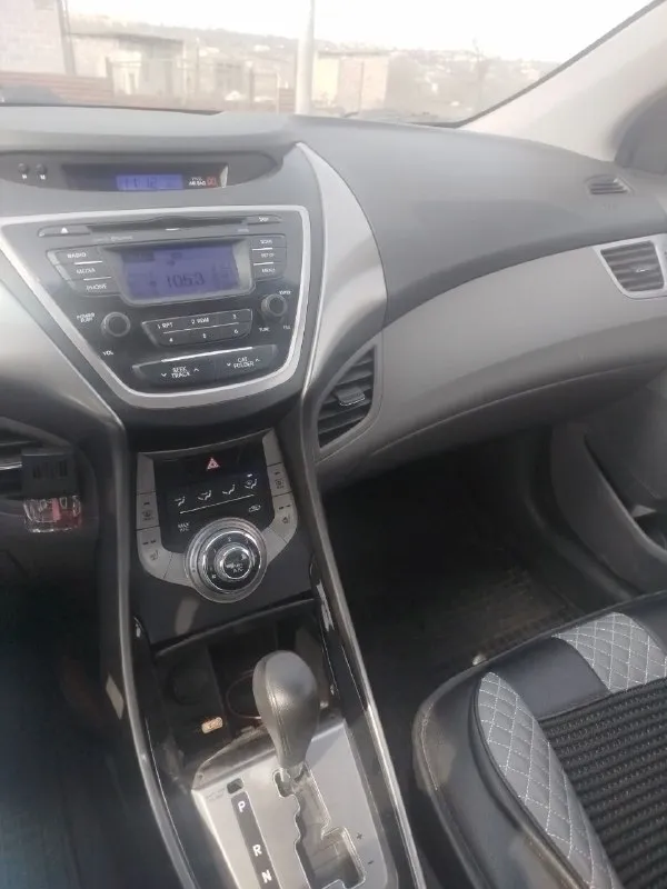 Продам хундай элантра 2013г. америка. двигатель 1.8 коробка автомат. пробег 90миль или145000.менялся капот и бампер безопасность вся целая. есть косяки по кузову в виде сколов и царапин на этом уступлю. цена 1100000р +79497138722 - фотография - 5