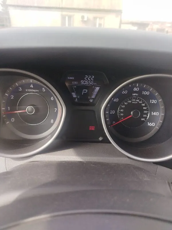 Продам хундай элантра 2013г. америка. двигатель 1.8 коробка автомат. пробег 90миль или145000.менялся капот и бампер безопасность вся целая. есть косяки по кузову в виде сколов и царапин на этом уступлю. цена 1100000р +79497138722 - фотография - 6