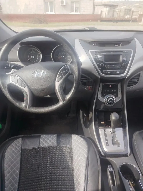 Продам хундай элантра 2013г. америка. двигатель 1.8 коробка автомат. пробег 90миль или145000.менялся капот и бампер безопасность вся целая. есть косяки по кузову в виде сколов и царапин на этом уступлю. цена 1100000р +79497138722 - фотография - 7
