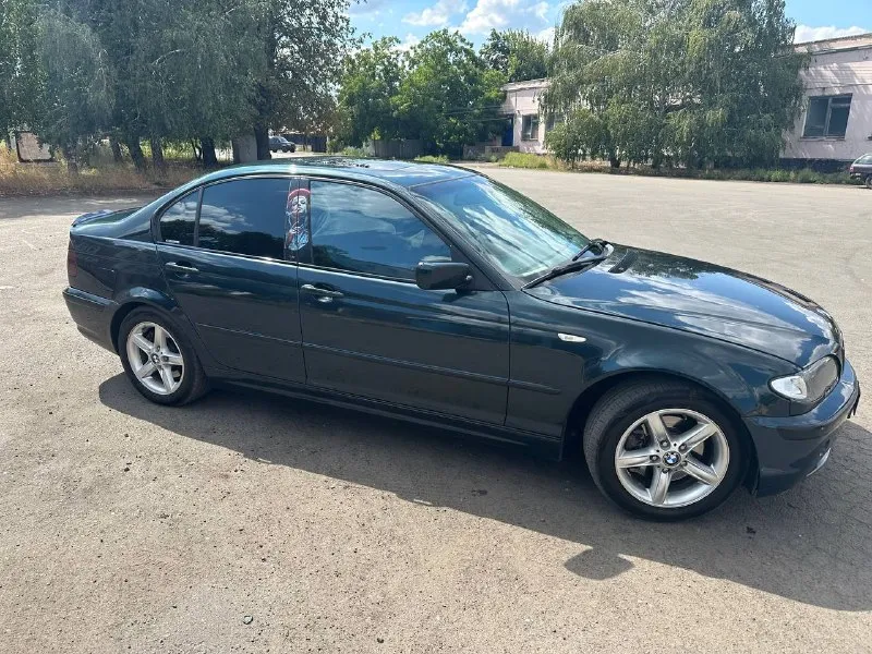 Цена 700000р 9498296680 донецк продам живую bmw e46 — настоящая зажигалка, которая дарит эмоции, а не просто возит из точки а в б. под капотом m54b25 — по праву считается одним из последних надёжных моторов bmw: тянет бодро, звучит приятно, едет как надо. машина на хорошем ходу, используется практически каждый день. комплектация: — кожаный салон — подогрев сидений — электростеклоподъёмники — люк (работает отлично, не течёт) — мульти-руль — заводские r17 диски — заводская оптика с линзами отдельно про внешний вид: цвет реально цепляет — красиво смотрится как днём на солнце, так и ночью. по кузову и салону есть мелкие моменты, без критики — всё честно. если ищешь живую e46 с хорошим мотором и нормальной комплектацией — отличный вариант. 💰 торг у капота. - фотография - 2