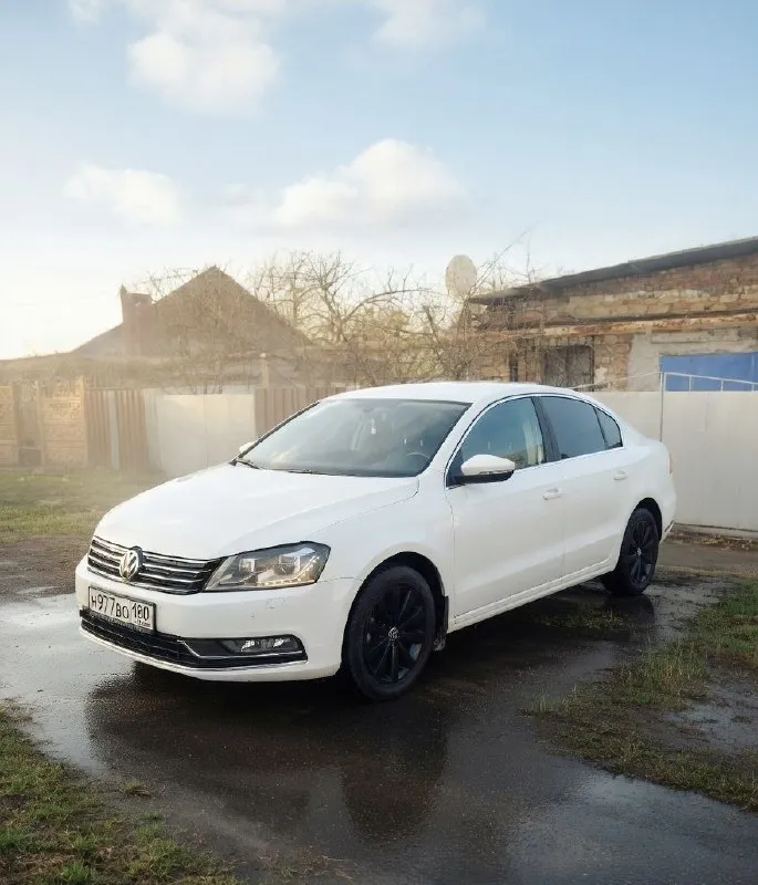 Volkswagen passat b7 1.4 tsi ecofuel мкпп 2012 год европа заводская газовая установка: на метане расход по трассе - 750рублей на 500 -400километров. бак бензин 30 литров и 30м³ метана, запас хода 900-1000 км. очень комфортный автомобиль, особенно для дальних поездок. комплектация: 2-х зонный климат, датчики дождя и света, круиз-контроль, мультируль, кожаный салон, подогрев сидений, адаптивныъй заводской ксенон и многое другое. собственник. состояние достойное, ремонта не требует. 🔥850 тыс. руб, торг у капота горловка +79493140891 - фотография - 1