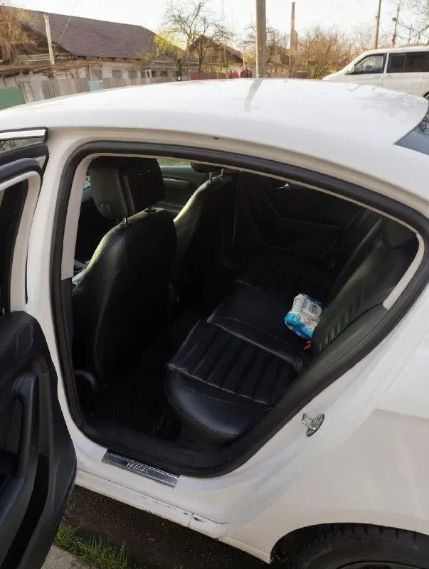 Volkswagen passat b7 1.4 tsi ecofuel мкпп 2012 год европа заводская газовая установка: на метане расход по трассе - 750рублей на 500 -400километров. бак бензин 30 литров и 30м³ метана, запас хода 900-1000 км. очень комфортный автомобиль, особенно для дальних поездок. комплектация: 2-х зонный климат, датчики дождя и света, круиз-контроль, мультируль, кожаный салон, подогрев сидений, адаптивныъй заводской ксенон и многое другое. собственник. состояние достойное, ремонта не требует. 🔥850 тыс. руб, торг у капота горловка +79493140891 - фотография - 5