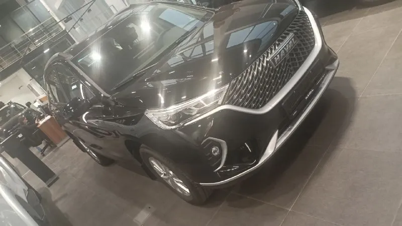 Продам новый haval m6 на механике, дополнительно было сделано: качественная антикор. обработка, тонировка, установлены модельные коврики салон + багажник, шторка в багажник, ветровики, чехлы на сиденья, второй комплект зимней резины на дисках. официальный дилерский автомобиль, на гарантии, купленный в ростове-на-дону мною лично. я хозяин (наш 180 регион). пробег машины - 4450 км. пробег маленький из-за того, что езжу постоянно на рабочей машине. автомобиль новый, без дефектов абсолютно, без единого момента (зимой выезжал пару раз в сухую погоду, чисто прокатиться в удовольствие). нулевое то пройдено на 4000 км, в официальном дилерском центре haval в ростове, там же, где и приобретался, с отметкой в сервисной книге. продажа в связи с семейными обстоятельствами. находится в енакиево. могу пригнать в другой город по договорённости. цена 2.100.000 руб. подробности по телефону +79493293132 📲 tg: @dimas2601 📞 звоните: +7(949)3293132 - фотография - 1