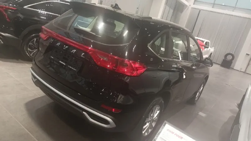 Продам новый haval m6 на механике, дополнительно было сделано: качественная антикор. обработка, тонировка, установлены модельные коврики салон + багажник, шторка в багажник, ветровики, чехлы на сиденья, второй комплект зимней резины на дисках. официальный дилерский автомобиль, на гарантии, купленный в ростове-на-дону мною лично. я хозяин (наш 180 регион). пробег машины - 4450 км. пробег маленький из-за того, что езжу постоянно на рабочей машине. автомобиль новый, без дефектов абсолютно, без единого момента (зимой выезжал пару раз в сухую погоду, чисто прокатиться в удовольствие). нулевое то пройдено на 4000 км, в официальном дилерском центре haval в ростове, там же, где и приобретался, с отметкой в сервисной книге. продажа в связи с семейными обстоятельствами. находится в енакиево. могу пригнать в другой город по договорённости. цена 2.100.000 руб. подробности по телефону +79493293132 📲 tg: @dimas2601 📞 звоните: +7(949)3293132 - фотография - 2
