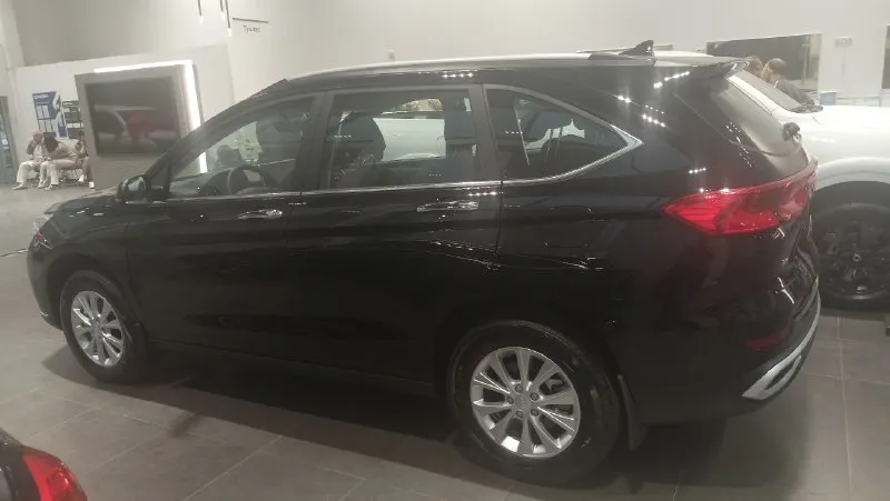 Продам новый haval m6 на механике, дополнительно было сделано: качественная антикор. обработка, тонировка, установлены модельные коврики салон + багажник, шторка в багажник, ветровики, чехлы на сиденья, второй комплект зимней резины на дисках. официальный дилерский автомобиль, на гарантии, купленный в ростове-на-дону мною лично. я хозяин (наш 180 регион). пробег машины - 4450 км. пробег маленький из-за того, что езжу постоянно на рабочей машине. автомобиль новый, без дефектов абсолютно, без единого момента (зимой выезжал пару раз в сухую погоду, чисто прокатиться в удовольствие). нулевое то пройдено на 4000 км, в официальном дилерском центре haval в ростове, там же, где и приобретался, с отметкой в сервисной книге. продажа в связи с семейными обстоятельствами. находится в енакиево. могу пригнать в другой город по договорённости. цена 2.100.000 руб. подробности по телефону +79493293132 📲 tg: @dimas2601 📞 звоните: +7(949)3293132 - фотография - 5