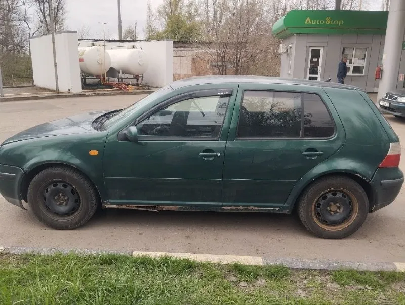 Продам: volkswagen golf 4 1.6 (akl) бензин. кпп механика. пробег 112 000 км. год 1998 г. работает хорошо. состояние сел - поехал. ходовка перебрана, тормоза обслужены, колодки тормозные заменил, масла двс фильтра заменено. цена 250 000₽. осмотр: макеевка +79497255044 📞 звоните: +7(949)7255044 - фотография - 2