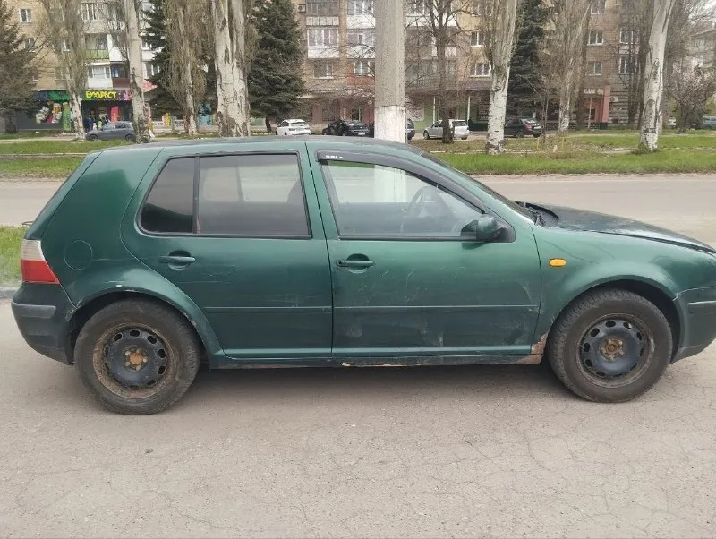 Продам: volkswagen golf 4 1.6 (akl) бензин. кпп механика. пробег 112 000 км. год 1998 г. работает хорошо. состояние сел - поехал. ходовка перебрана, тормоза обслужены, колодки тормозные заменил, масла двс фильтра заменено. цена 250 000₽. осмотр: макеевка +79497255044 📞 звоните: +7(949)7255044 - фотография - 3