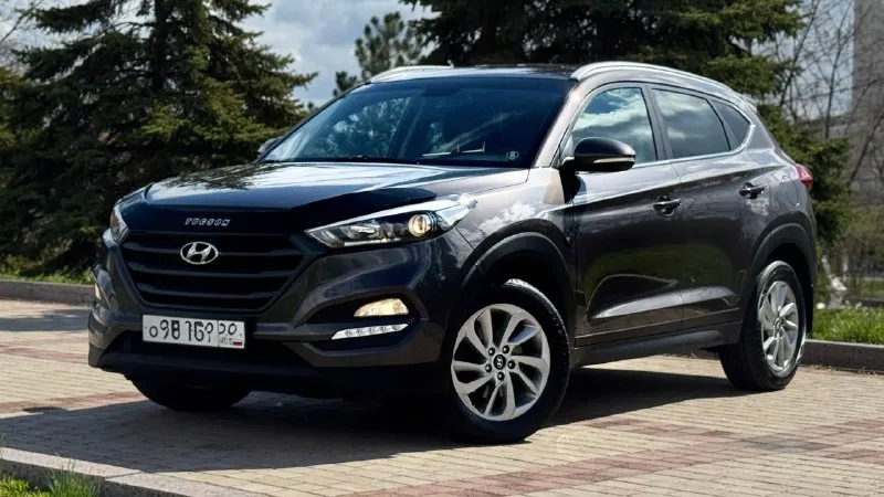 Hyundai tucson 2017год. купленный в 2018 году двигатель 2.0 бензин коробка автомат пробег 153тыс. км родной один хозяин за все время эксплуатации автомобиль в отличном состоянии, без дтп, кузов в заводском окрасе ! родной пробег, авто обслужен от и до, вложения не требует не какого от слова совсем ! комплектация электропривод зеркал полный привод помощь при спуске круизконтроль мультируль без ключевой доступ запуск старт stop камера заднего вида климат контроль двух зоны подогрев сидений подогрев зеркал подогрев дворников антибликовое зеркало датчик света датчик дождя два ключа abs esp airbag бортовой компьютер четыре стеклоподъемника с документами все в полном порядке, продажа с полным переоформлением в гаи г. донецк цена 1.820тыс. ₽ звоните остальное по тел. +79496447942 возможно продажа в кредит - фотография - 1