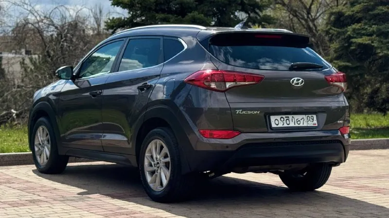 Hyundai tucson 2017год. купленный в 2018 году двигатель 2.0 бензин коробка автомат пробег 153тыс. км родной один хозяин за все время эксплуатации автомобиль в отличном состоянии, без дтп, кузов в заводском окрасе ! родной пробег, авто обслужен от и до, вложения не требует не какого от слова совсем ! комплектация электропривод зеркал полный привод помощь при спуске круизконтроль мультируль без ключевой доступ запуск старт stop камера заднего вида климат контроль двух зоны подогрев сидений подогрев зеркал подогрев дворников антибликовое зеркало датчик света датчик дождя два ключа abs esp airbag бортовой компьютер четыре стеклоподъемника с документами все в полном порядке, продажа с полным переоформлением в гаи г. донецк цена 1.820тыс. ₽ звоните остальное по тел. +79496447942 возможно продажа в кредит - фотография - 6