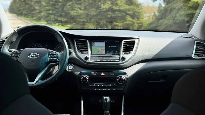 Hyundai tucson 2017год. купленный в 2018 году двигатель 2.0 бензин коробка автомат пробег 153тыс. км родной один хозяин за все время эксплуатации автомобиль в отличном состоянии, без дтп, кузов в заводском окрасе ! родной пробег, авто обслужен от и до, вложения не требует не какого от слова совсем ! комплектация электропривод зеркал полный привод помощь при спуске круизконтроль мультируль без ключевой доступ запуск старт stop камера заднего вида климат контроль двух зоны подогрев сидений подогрев зеркал подогрев дворников антибликовое зеркало датчик света датчик дождя два ключа abs esp airbag бортовой компьютер четыре стеклоподъемника с документами все в полном порядке, продажа с полным переоформлением в гаи г. донецк цена 1.820тыс. ₽ звоните остальное по тел. +79496447942 возможно продажа в кредит - фотография - 9